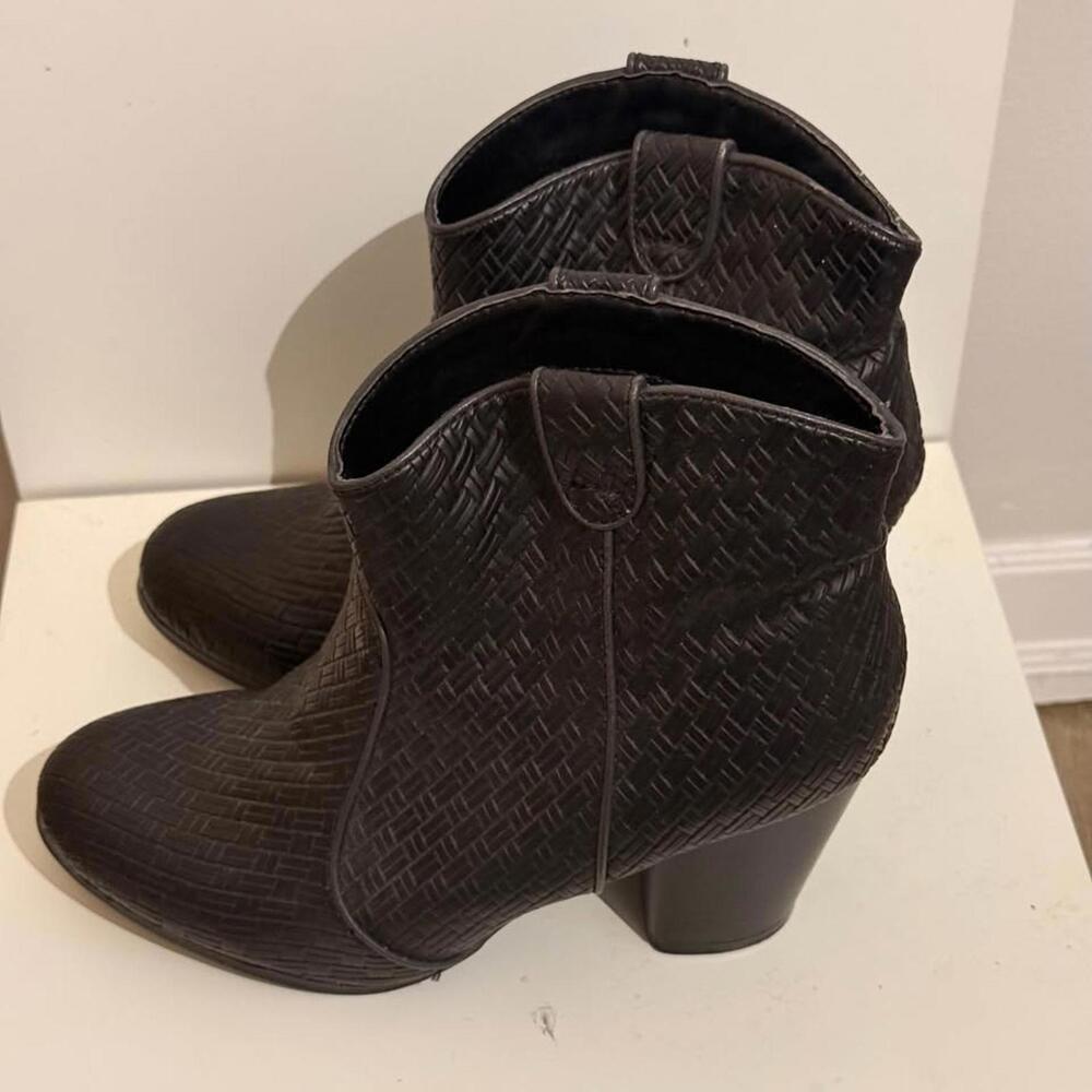 Qupid‎ Woven Pattern Vegan Leather Healed Ankle Booties Women's Size 6 - Picture 4 of 5